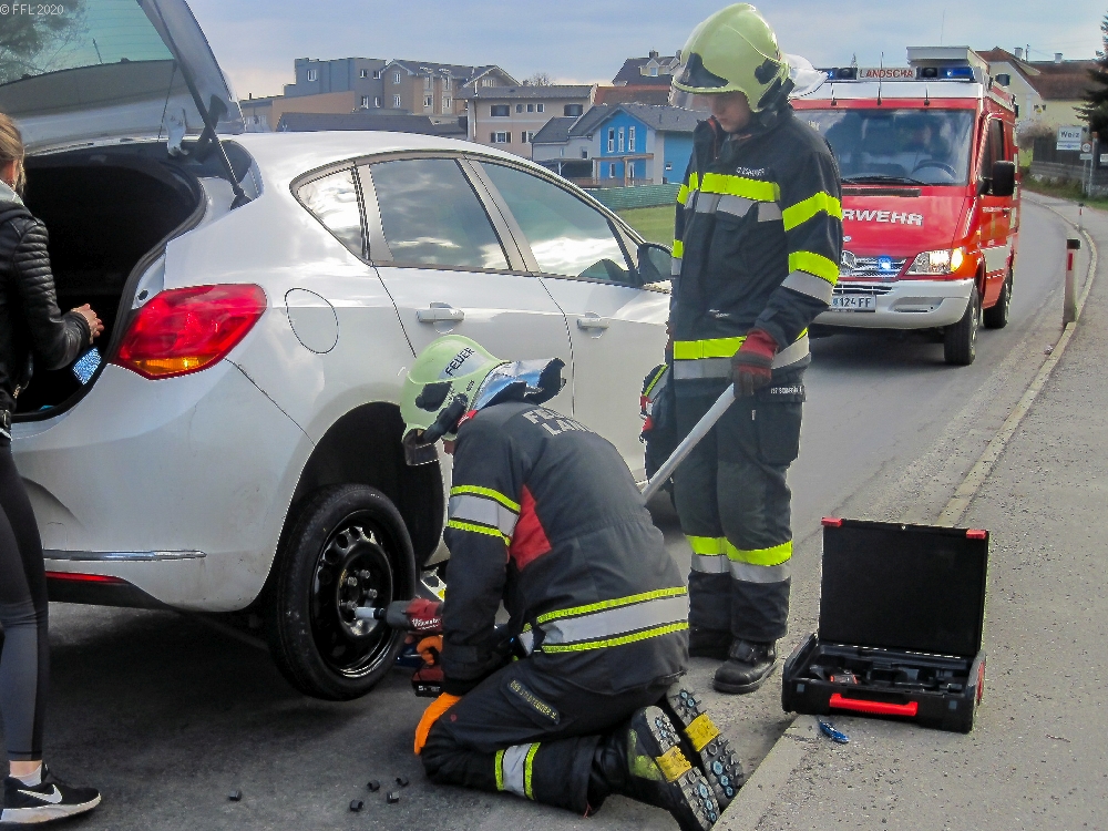 T03 Verkehrsunfall, Fahrzeugbergung, binden von Betriebsmittel T03 Verkehrsunfall, Fahrzeugbergung, binden von Betriebsmittel