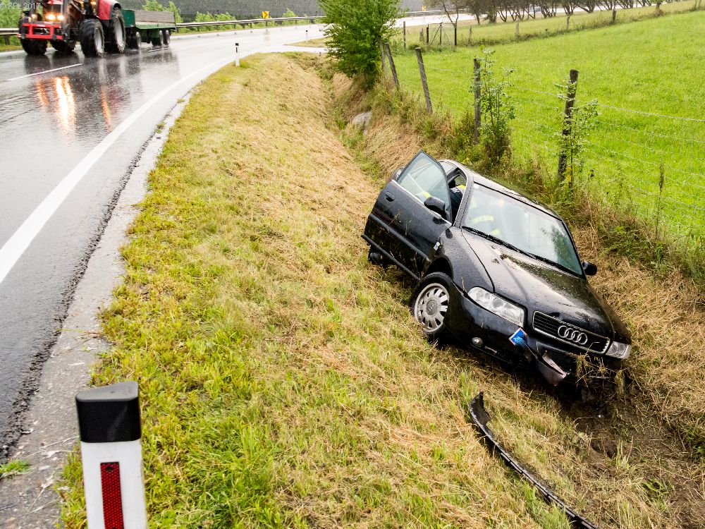 T03 Verkehrsunfall, Fahrzeugbergung, binden von Betriebsmittel