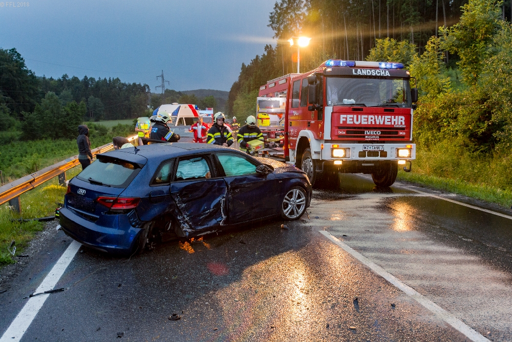 T10 Verkehrsunfall mit eingeklemmter Person