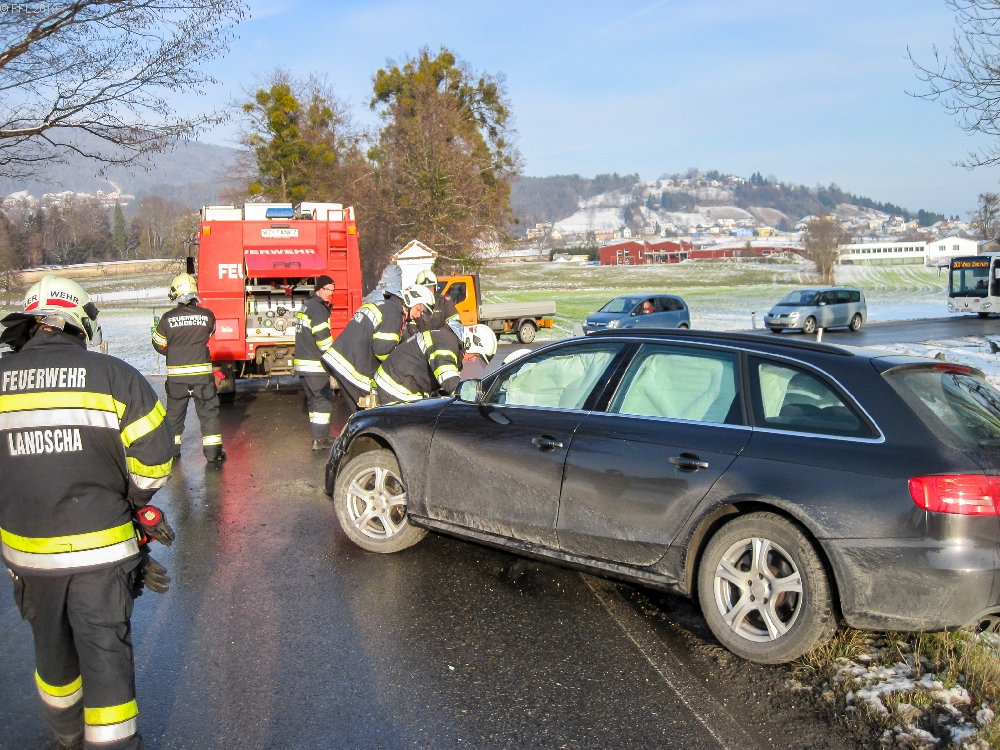 T03 Verkehrsunfall, Fahrzeugbergung, binden von Betriebsmittel