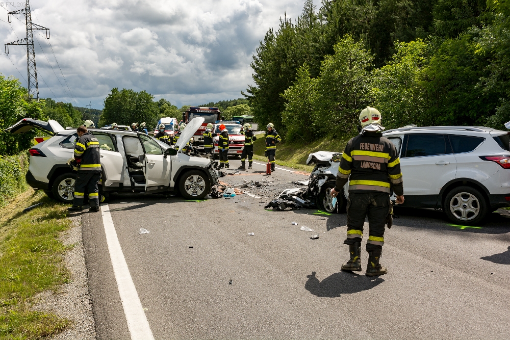 T10 Verkehrsunfall mit eingeklemmter Person T10 Verkehrsunfall mit eingeklemmter Person