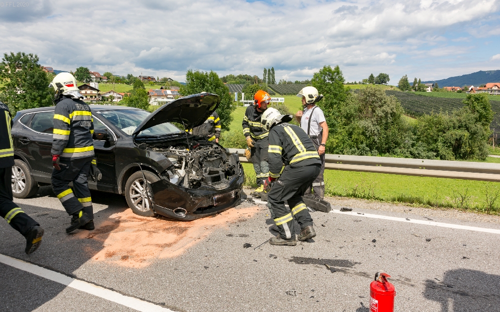 T10 Verkehrsunfall mit eingeklemmter Person T10 Verkehrsunfall mit eingeklemmter Person