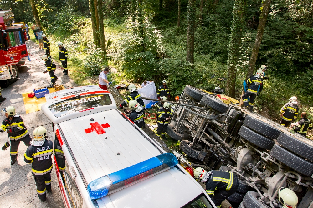 T10 Verkehrsunfall mit eingeklemmter Person