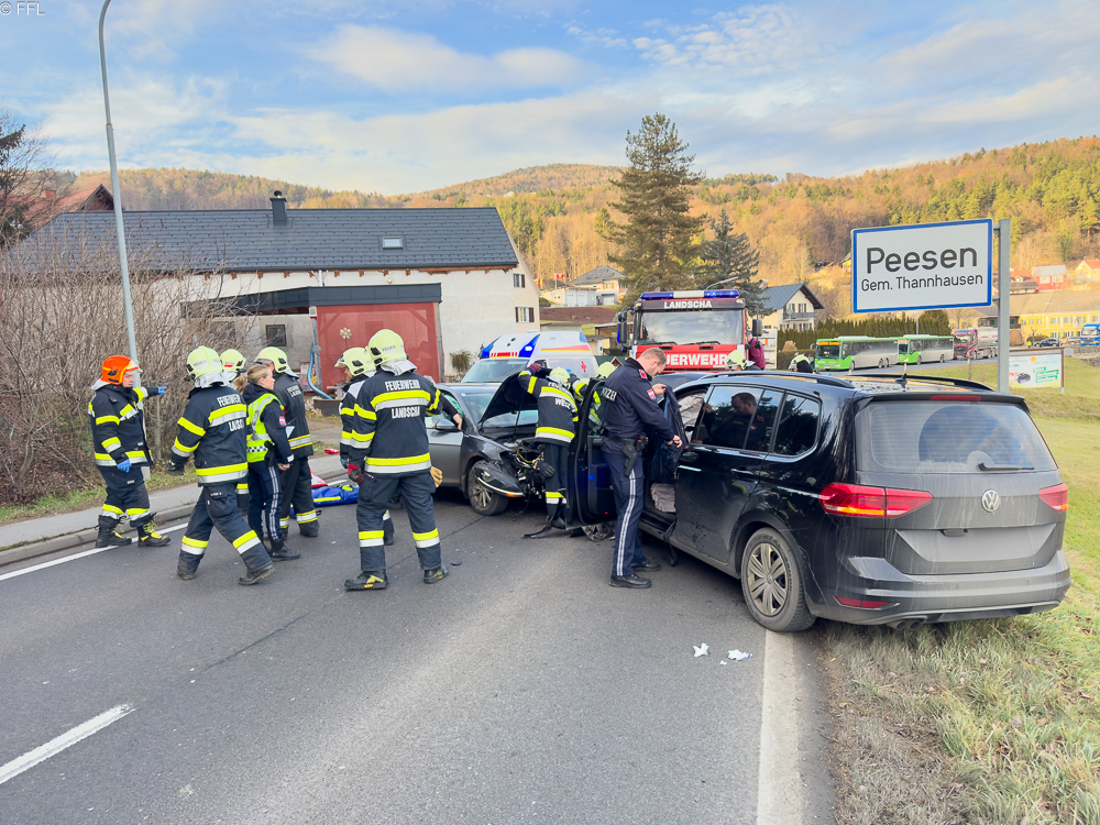 T10 Verkehrsunfall mit eingeklemmter Person T10 Verkehrsunfall mit eingeklemmter Person